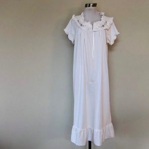 Nightgown SECRET TREASURES Medium White Ruffled Yoke Short Sleeves